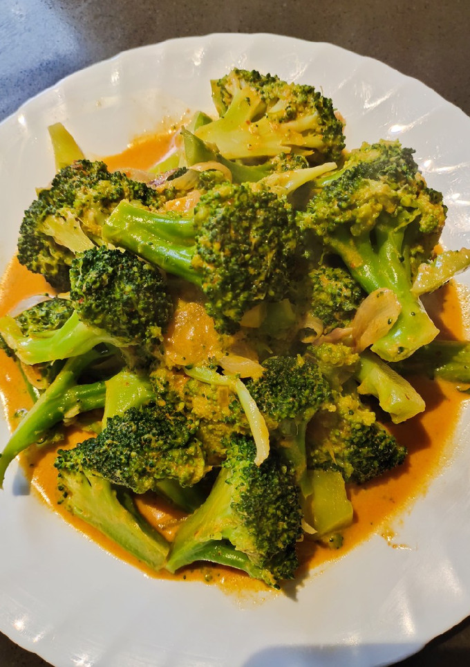 A picture of Curry Broccoli.