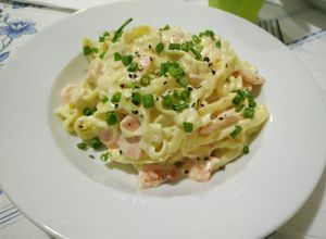 Hình của món Mỳ trứng sốt kem với cá hồi xông khói.