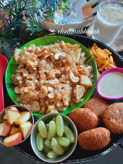 साबुदाणा खिचडी (Sabudana khichdi recipe in marathi) रेसिपी चे मुख्य फोटो