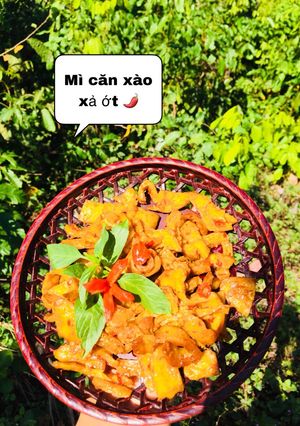 Hình của món Mì căn xào xả ớt chay.