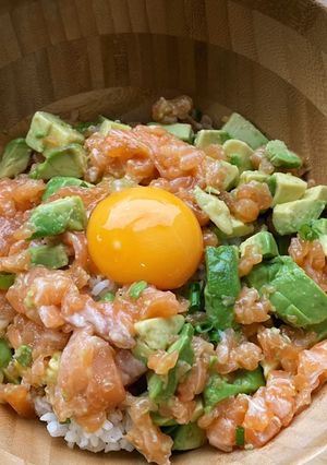 รูปของ Salmon avocado donburi