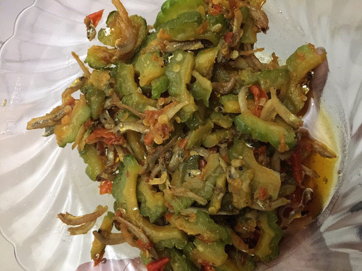 Bagaimana Menyiapkan Tumis pare teri pedas yang Enak Banget