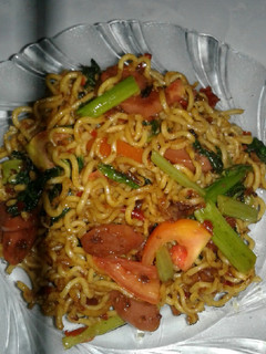 Foto resep Mie telor goreng pedas (masakan rumah sederhana)