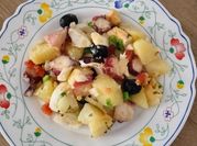 Una foto de ensalada de pulpitos