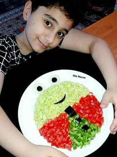 عکسی از دستور تزیین سالاد کودک به شکل آقای قورباغه علیرضا👦