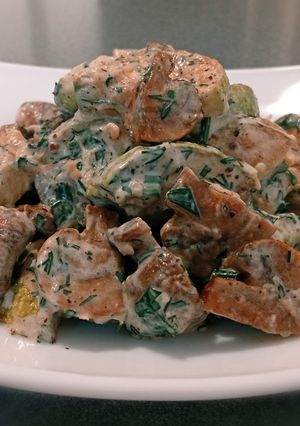 Фото Салат с кабачками и шампиньонами запеченными в духовке.