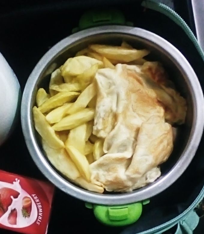 A picture of Chips and fried egg.
