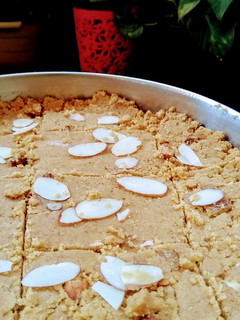 लॉकडाउन बर्फी (Lockdown Barfi recipe in hindi) रेसिपी मुख्य फोटो