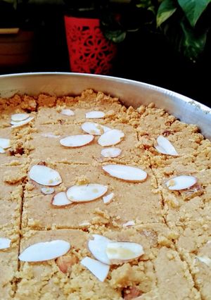 लॉकडाउन बर्फी (Lockdown Barfi recipe in hindi) रेसिपी मुख्य फोटो