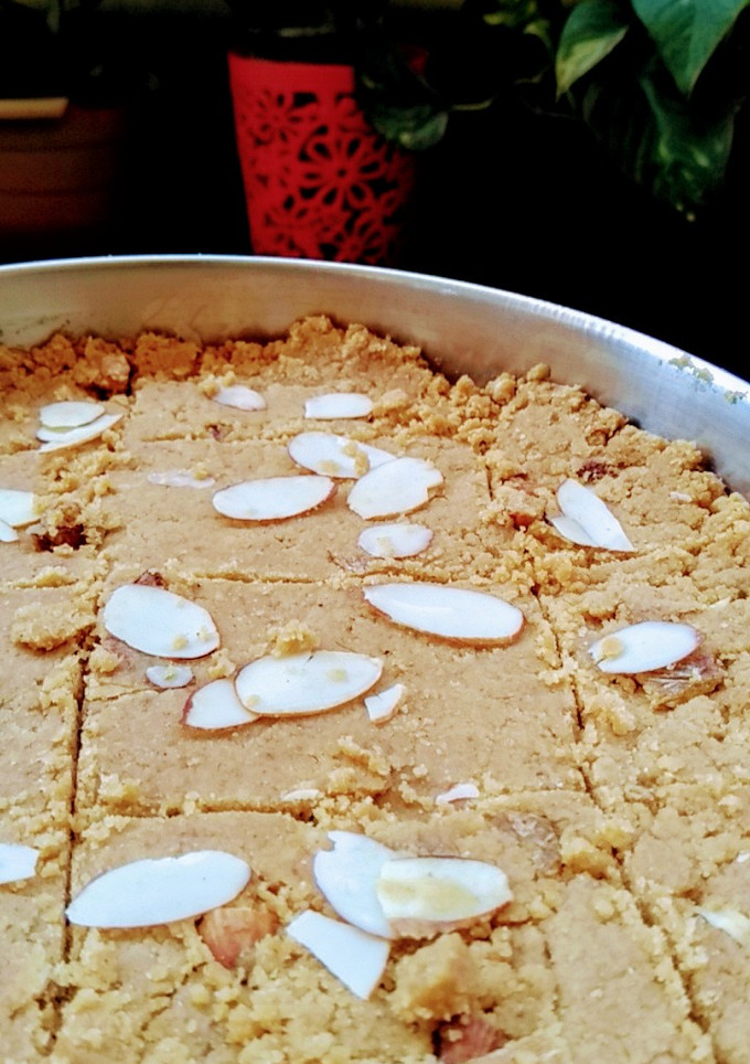 लॉकडाउन बर्फी (Lockdown Barfi recipe in hindi) रेसिपी मुख्य फोटो