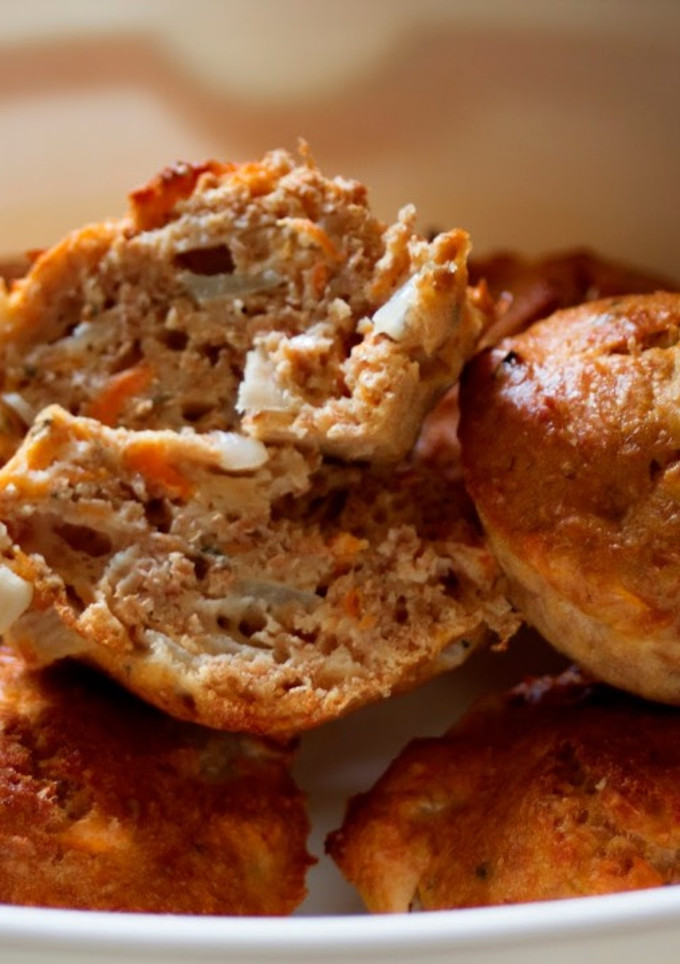 Una foto de Muffins salados de verduras y queso