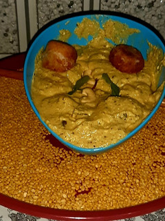 A picture of Malai kofta with white gravy curry.