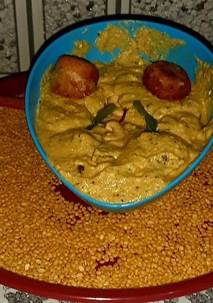 A picture of Malai kofta with white gravy curry.