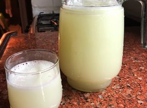 Una foto de LIMONADA muy nutritiva, sin azúcar (con todas las propiedades del limón)