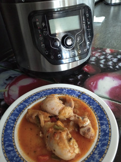 Una foto de Muslitos de pollo en salsa en olla GM H