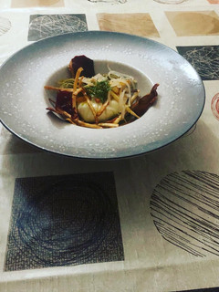Una foto de Huevo poché con alcachofas confitadas y crujiente de jamón y yuca