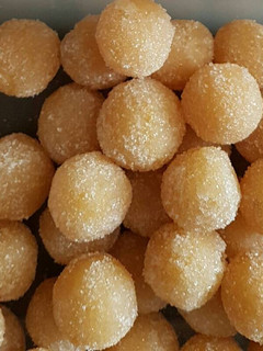 Una foto de Bolitas de yema y almendra