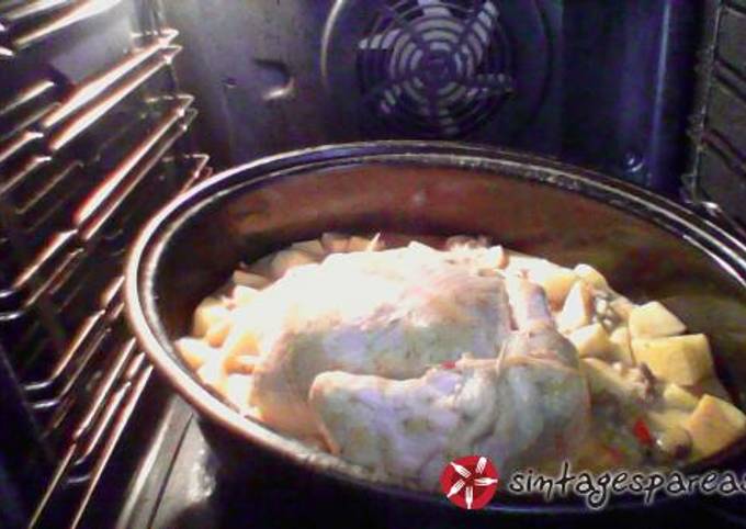 κύρια φωτογραφία συνταγής Κοτόπουλο στο φούρνο με πατάτες 2