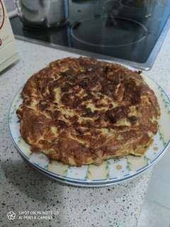 Una foto de Tortilla de patatas con cebolla y champiñones