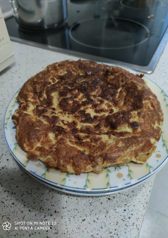 Una foto de Tortilla de patatas con cebolla y champiñones