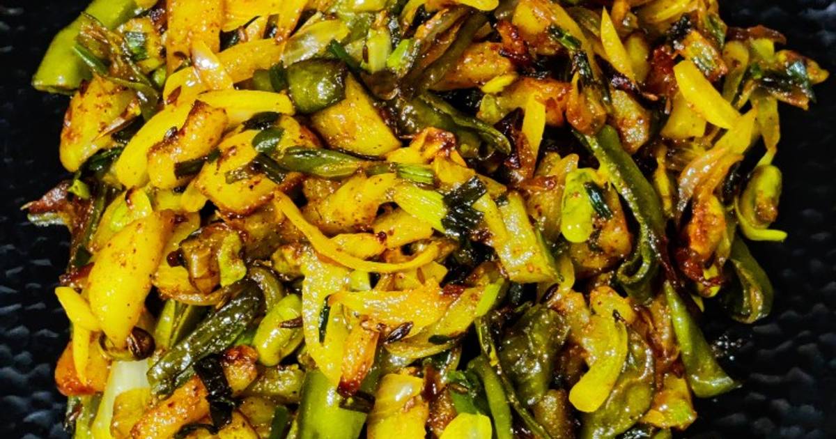 Runner beans and potato fry with onion and onion greens Recipe by