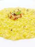 Risotto con frullato di peperone e briciole di cipolla al burro e parmigiano
