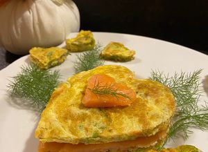 Foto di Frittatine al profumo di aneto con salmone e fiori di zucca