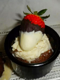 Una foto de Souflés calientes de chocolate con crema de queso