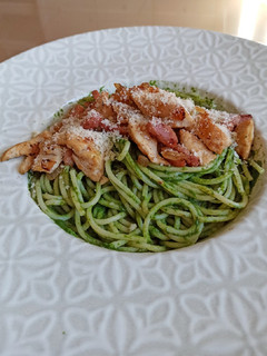 Una foto de Pasta en salsa verde de espinaca con pollo, bacon y cebolla