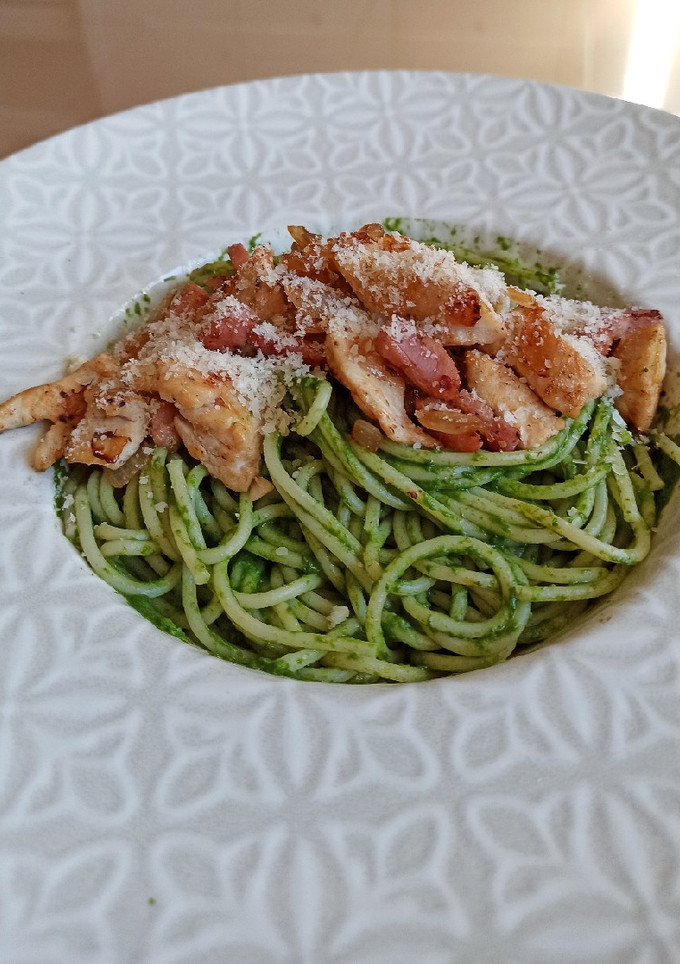 Una foto de Pasta en salsa verde de espinaca con pollo, bacon y cebolla