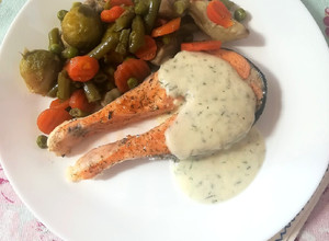 Foto principal de Salmón a la plancha con salsa de eneldo ligera
