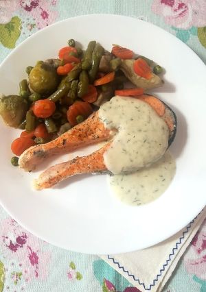 Una foto de Salmón a la plancha con salsa de eneldo ligera