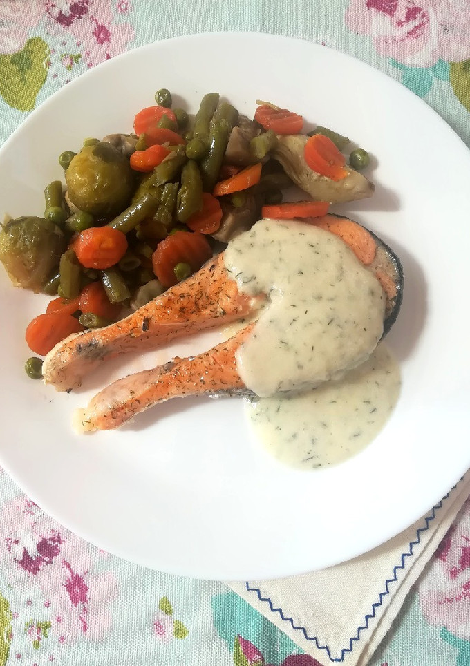 Una foto de Salmón a la plancha con salsa de eneldo ligera
