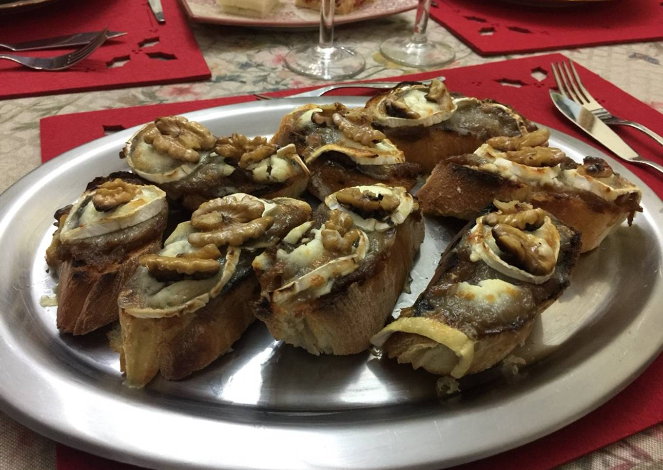 Tostas de cebolla caramelizada y rulo de cabra