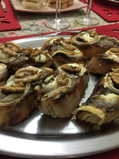 Una foto de Tostas de cebolla caramelizada y rulo de cabra