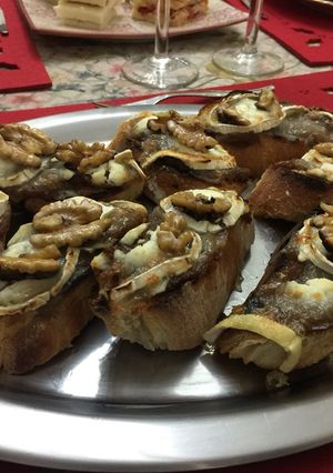 Foto principal de Tostas de cebolla caramelizada y rulo de cabra