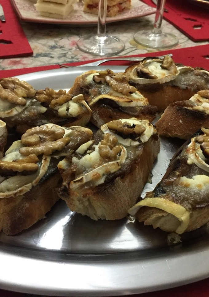 Una foto de Tostas de cebolla caramelizada y rulo de cabra