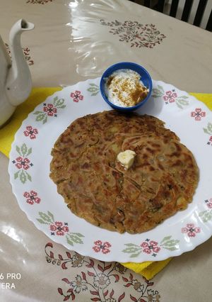 આલુ લચ્છા પરાઠા અને જીરા દહીં (Aloo Lachha Paratha & Jeera Curd Recipe In Gujarati) રેસીપી મુખ્ય ફોટો