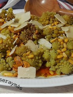Una foto de Romanesco con piñones