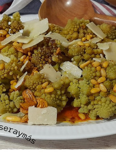 Una foto de Romanesco con piñones