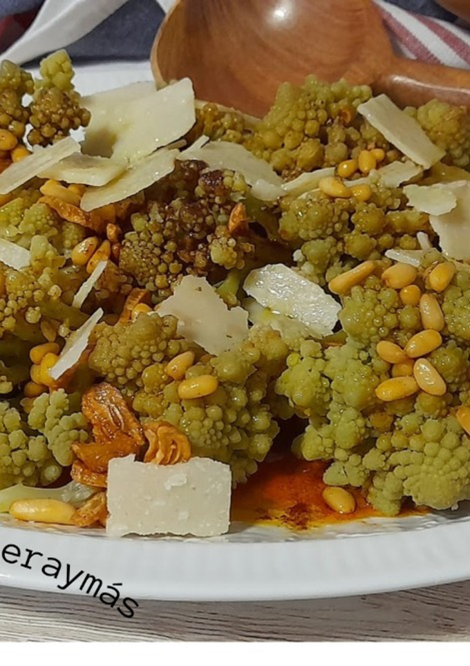 Una foto de Romanesco con piñones