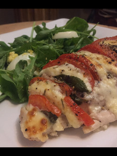 Una foto de Pollo Caprese keto