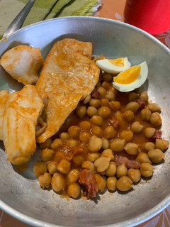 Una foto de Merluza con garbanzos
