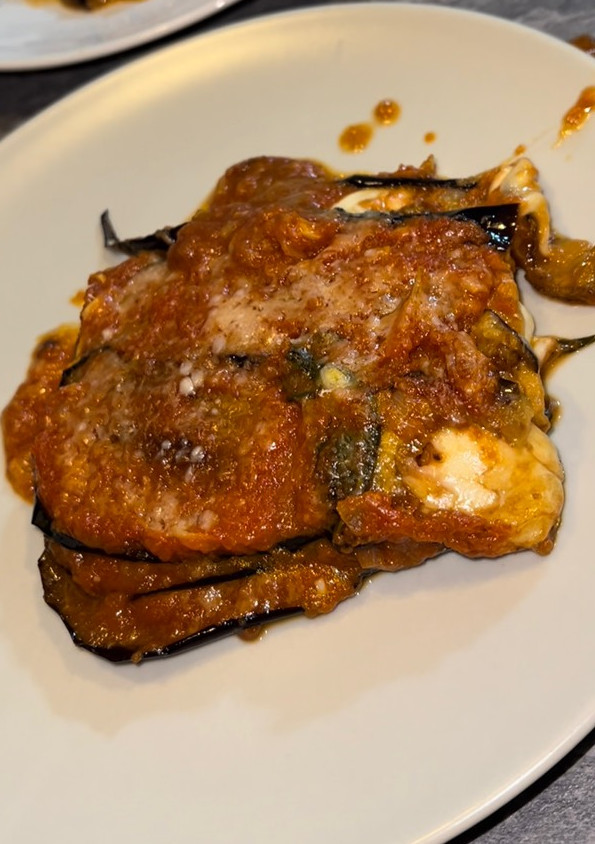 Una foto de Berenjenas a la parmesana🍆🍅🧀
