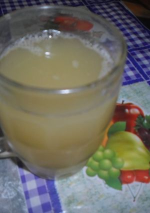 Una foto de Jugo de piña con garapiña