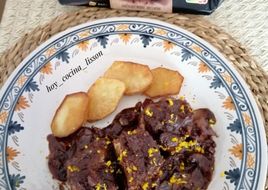 Solomillo de cerdo con salsa de chocolate y naranja