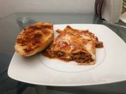 Una foto de lasagna bolognesa