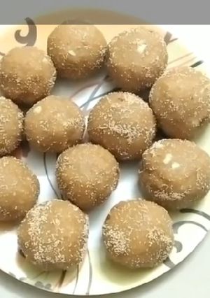 ચૂરમા ના લાડુ (Churma Ladoo Recipe In Gujarati) રેસીપી મુખ્ય ફોટો