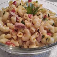 Una foto de Ensalada de pasta corta con atún 🍜