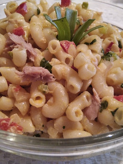 Una foto de Ensalada de pasta corta con atún 🍜